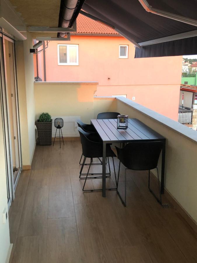 Sunny Apartment Ana Medulin Exterior photo